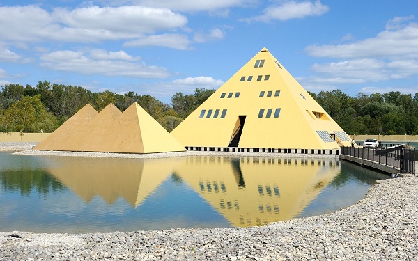 Cặp đôi Jim và Linda Onan cùng nhau xây dựng một hệ thống kim tự tháp ở bang Illinois vào năm 1977 như ngôi nhà tuyệt vời của họ. Ngôi nhà mở cửa cho khách du lịch vào tham quan tự do.